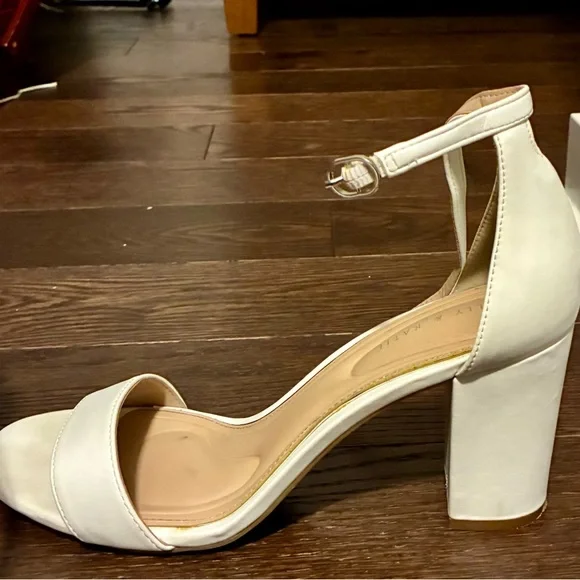Kelly & Katie elegant cream heels - Picture 3 of 3